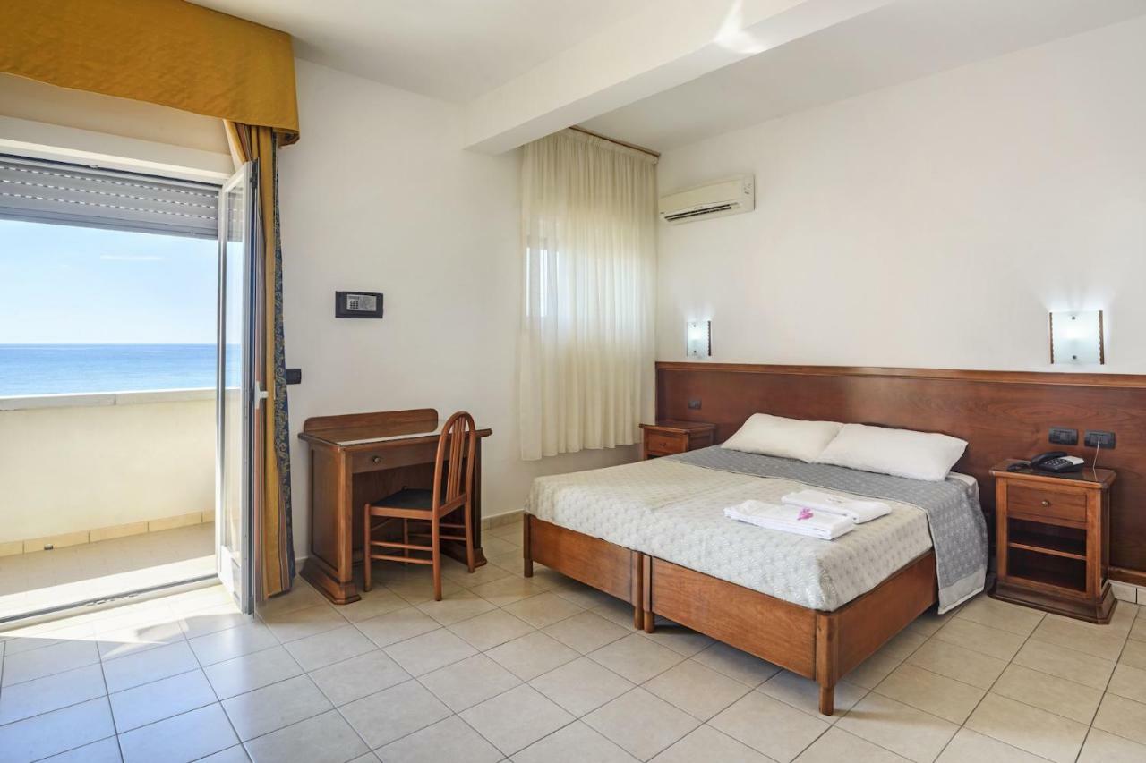 Hotel Dei Bizantini & Villaggio Campo Dei Messapi 贝瓦尼亚圣彼得 外观 照片